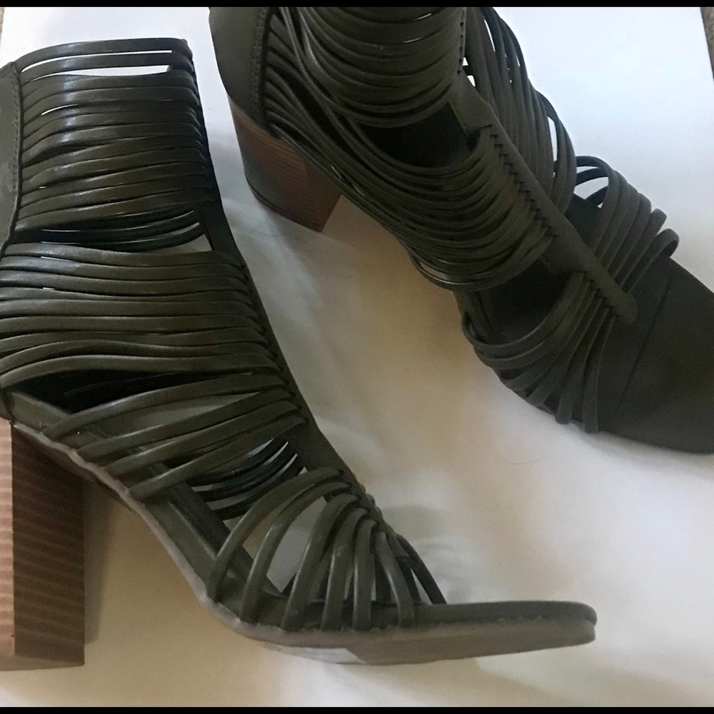 Trendy ankle strappy chunky heeled sandals